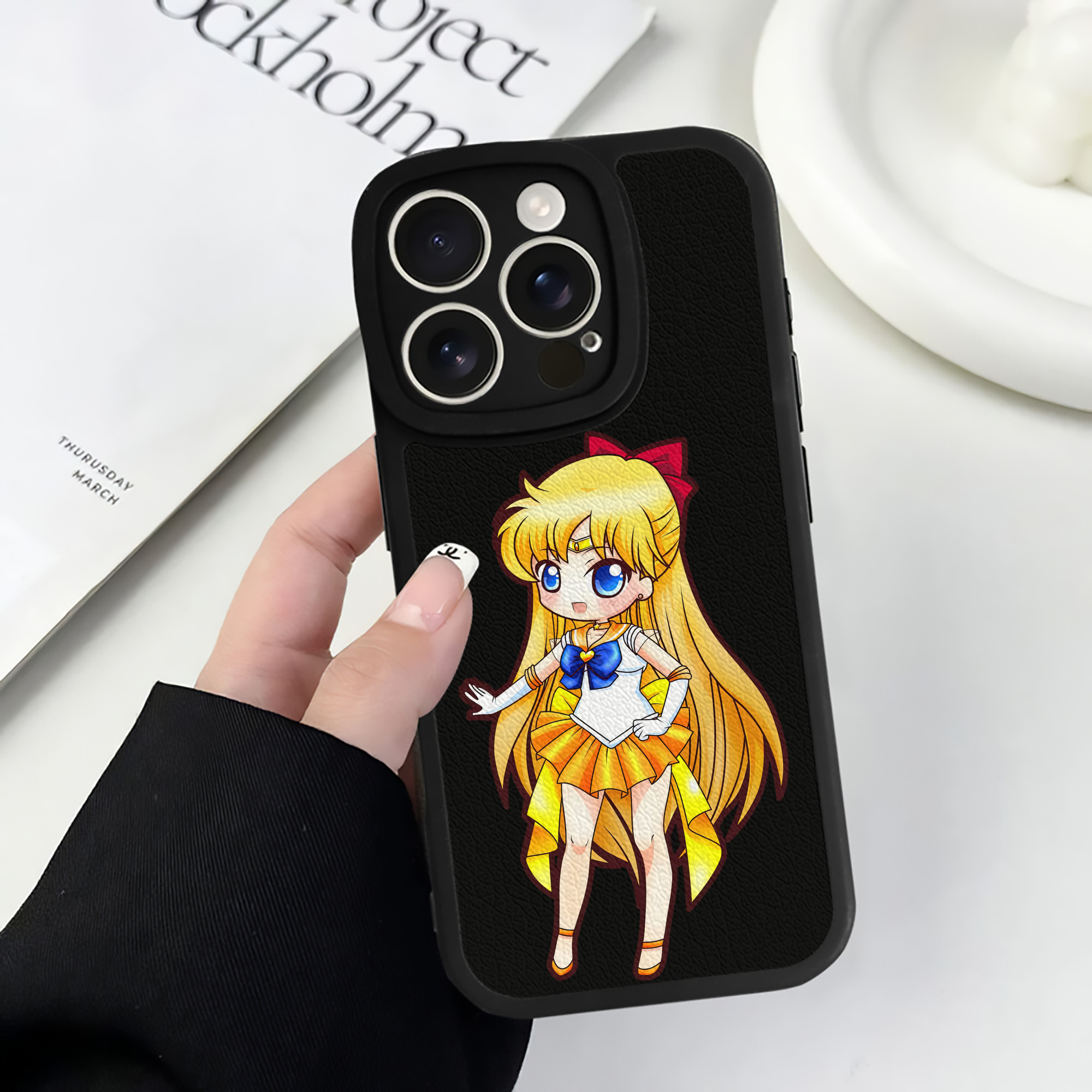 （画像用） 美少女戦士セーラームーン 愛野 美奈子 あいの みなこ Sailor Moon Aino Minako 【iPhone 16シリーズ対応】シリコンスマホケース（レザー調） 材質：シリコン